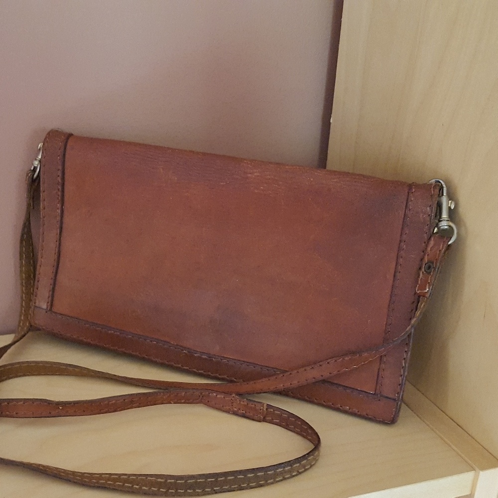 Vintage genuine leather shoulder bag.